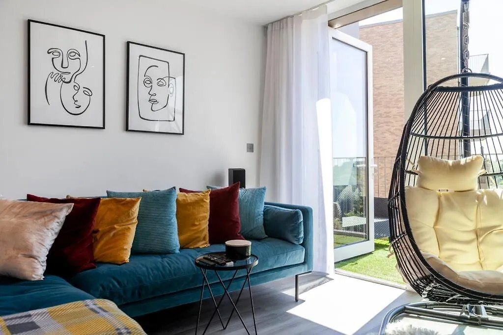 London Heathrow Skyline Deluxe 2Bd Condo West Drayton