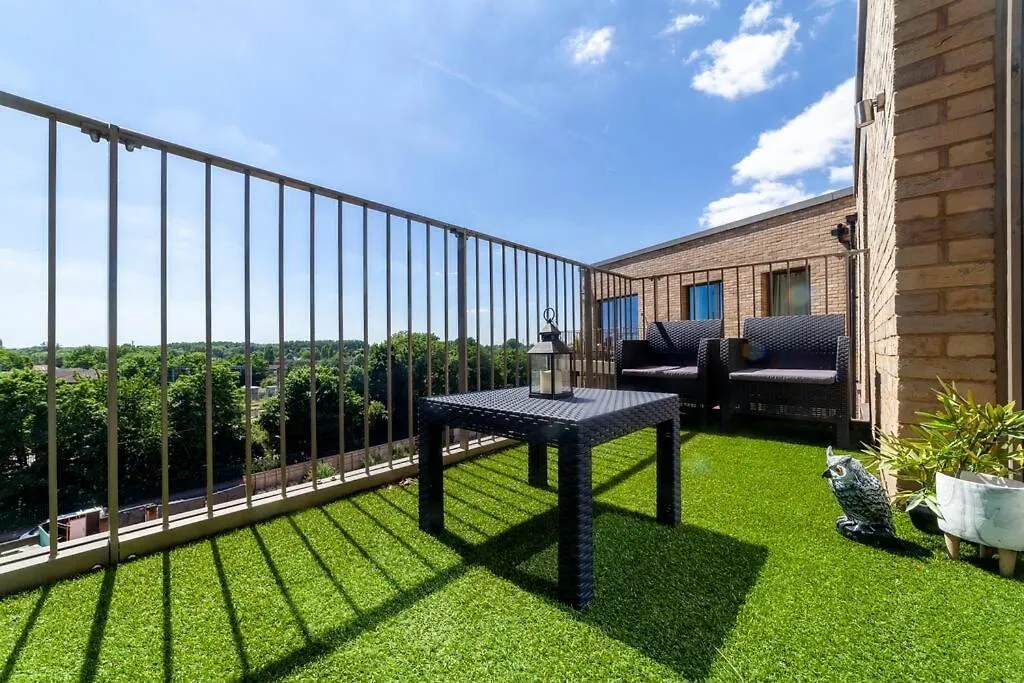 London Heathrow Skyline Deluxe 2Bd Condo location