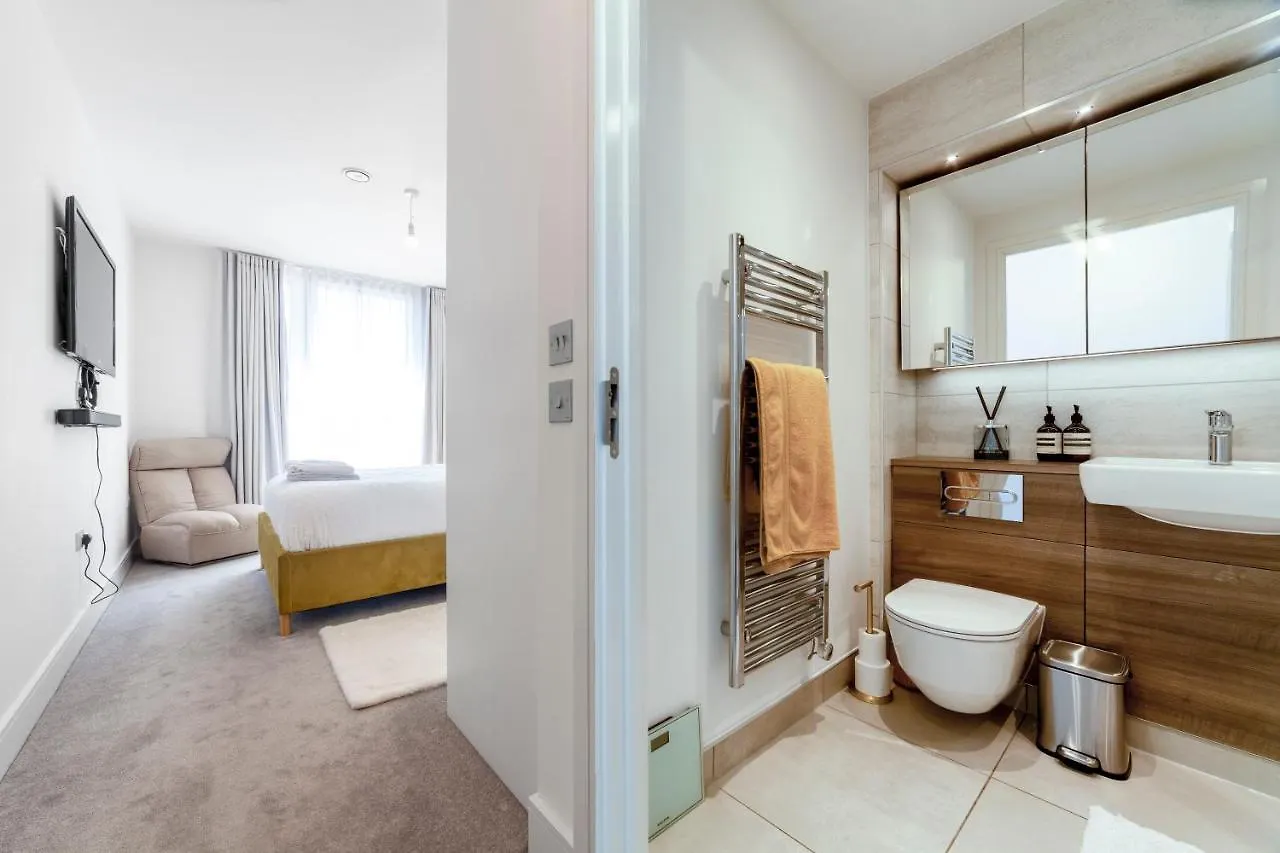 London Heathrow Skyline Deluxe 2Bd Condo West Drayton